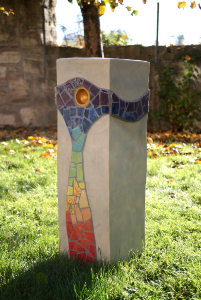 Garten-Stele Regenbogen-Mosaik